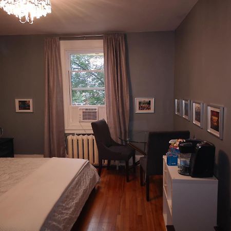 Room With King Bed In Shared 3 Bedroom Downtown Montreal Bagian luar foto