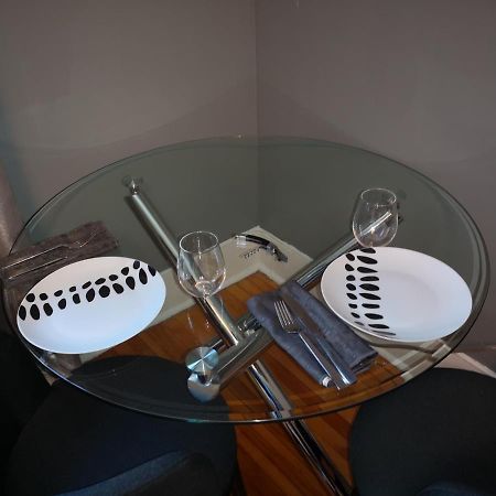 Room With King Bed In Shared 3 Bedroom Downtown Montreal Bagian luar foto