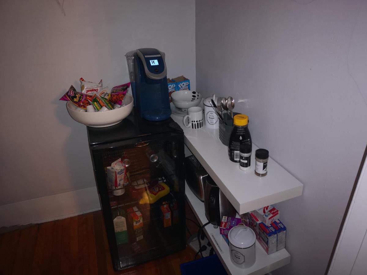 Room With King Bed In Shared 3 Bedroom Downtown Montreal Bagian luar foto