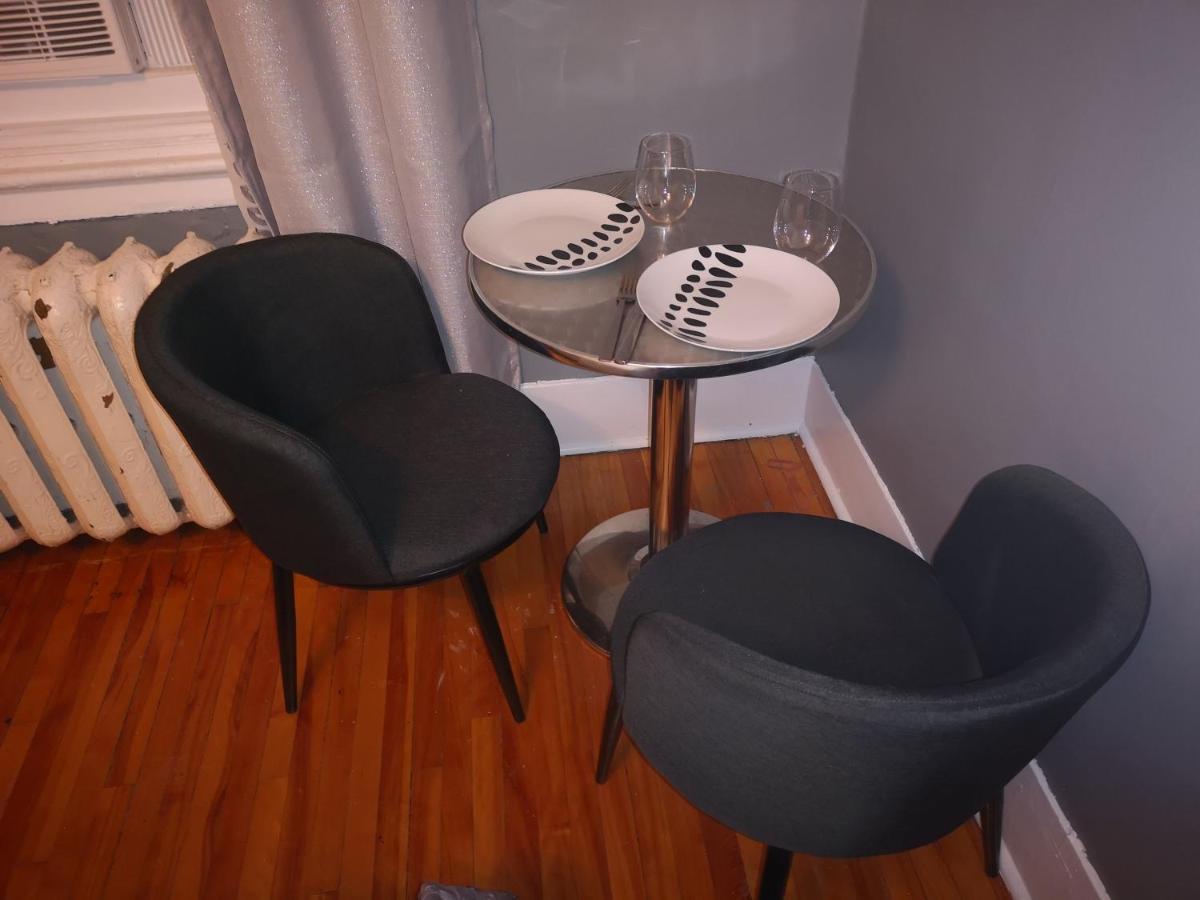 Room With King Bed In Shared 3 Bedroom Downtown Montreal Bagian luar foto