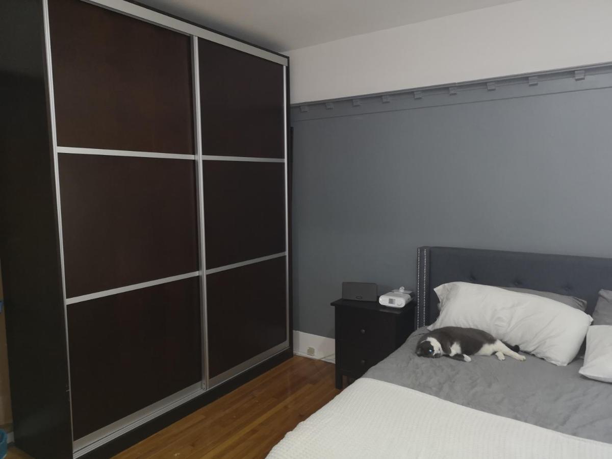 Room With King Bed In Shared 3 Bedroom Downtown Montreal Bagian luar foto