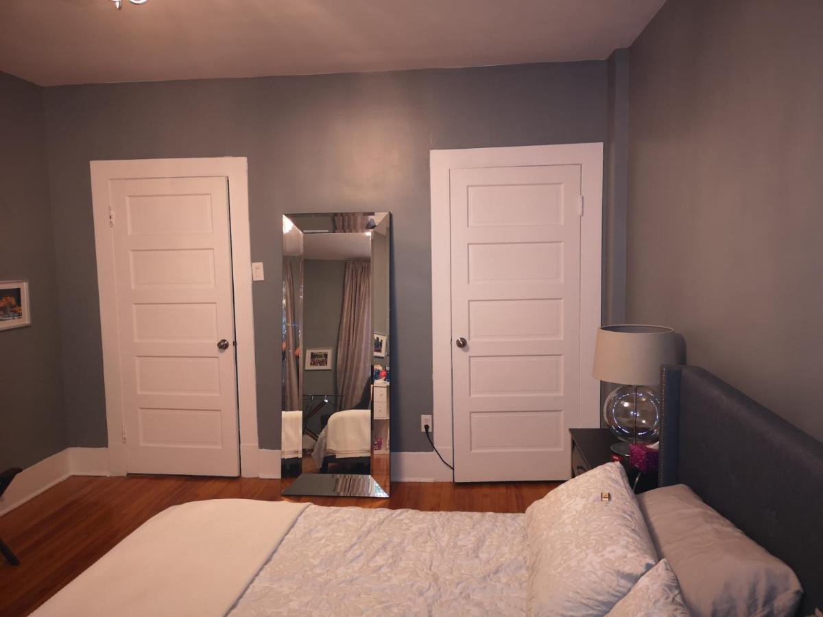 Room With King Bed In Shared 3 Bedroom Downtown Montreal Bagian luar foto