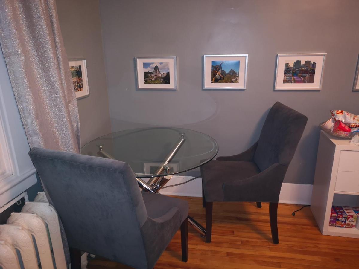 Room With King Bed In Shared 3 Bedroom Downtown Montreal Bagian luar foto